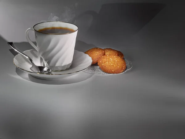 Bir fincan sıcak kahve ve kurabiye.     