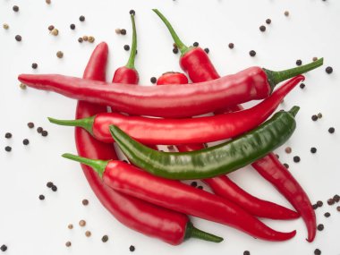  beyaz zemin üzerine kırmızı biber dilimlenmiş