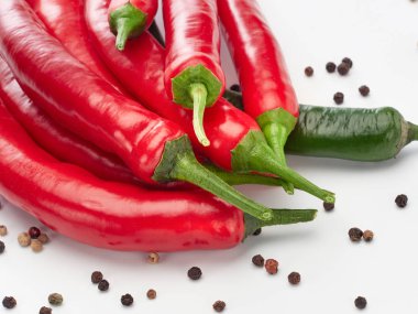  beyaz zemin üzerine kırmızı biber dilimlenmiş