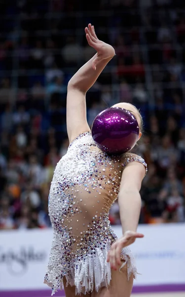 Ritmik jimnastik bir top ile egzersiz