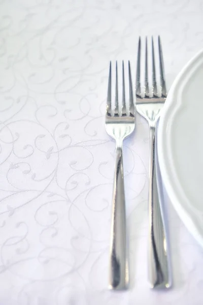 Çatallar ve plakaları beyaz masa örtüsü