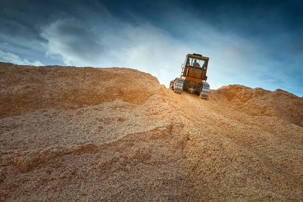 Traktör talaş toplar