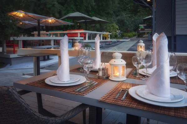 Romantik bir akşam için hazırlanıyor