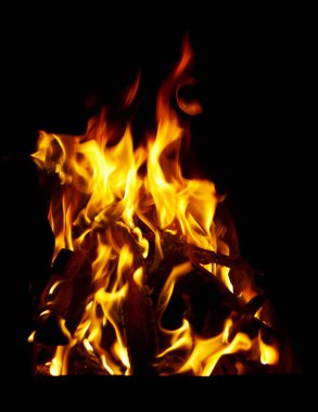 Siyah arkaplanda yangın alevi