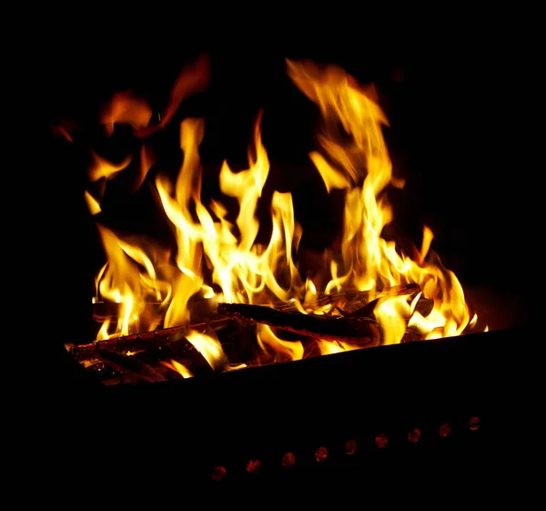 Siyah arkaplanda yangın alevi
