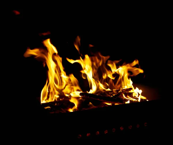 Siyah arkaplanda yangın alevi