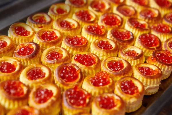 Sandviç tatil için kırmızı havyar ile