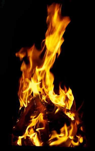 Siyah arkaplanda yangın alevi