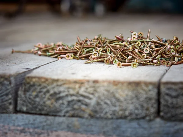 Vidalar için ahşap çalışma sarı