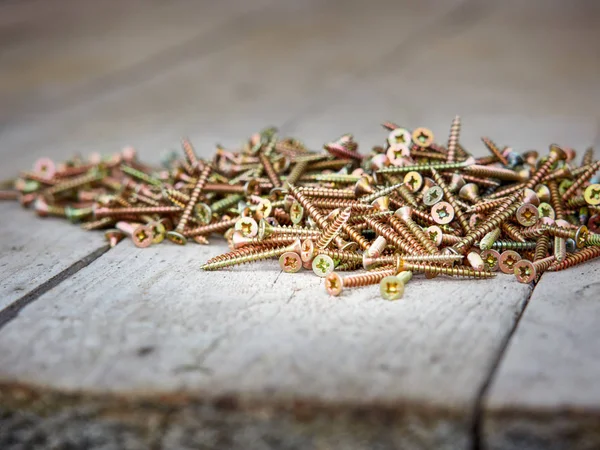 Vidalar için ahşap çalışma sarı