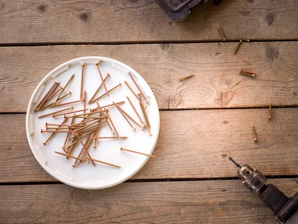 Vidalar için ahşap çalışma sarı