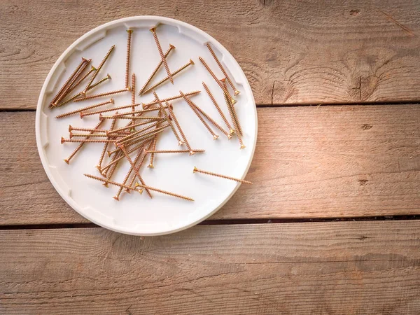 Vidalar için ahşap çalışma sarı