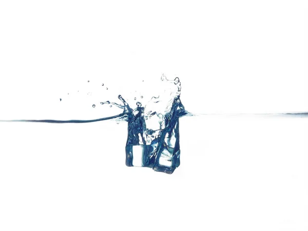 beyaz zemin üzerine su sıçramalarına