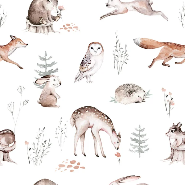 Woodland hayvanları suluboya desenli. Kumaş duvar kağıdı arka planında Baykuş, kirpi, tilki ve kelebek, orman sincabı ve sincap tavşan seti, ayı ve kuş yavrusu hayvan, İskandinav çocuk yuvası