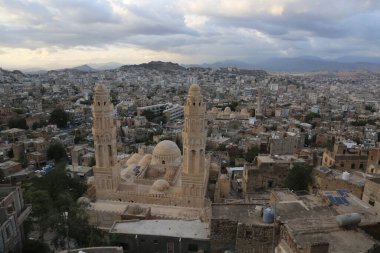 Taiz / Yemen - 16 Kasım 2019: Kadim Taiz şehrinin bir tarafı, 600 yıldan eski El-Aşrafya Okulu ve Camii 'ni gösteriyor.