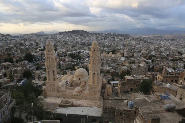 Taiz / Yemen - 16 Kasım 2019: Kadim Taiz şehrinin bir tarafı, 600 yıldan eski El-Aşrafya Okulu ve Camii 'ni gösteriyor.