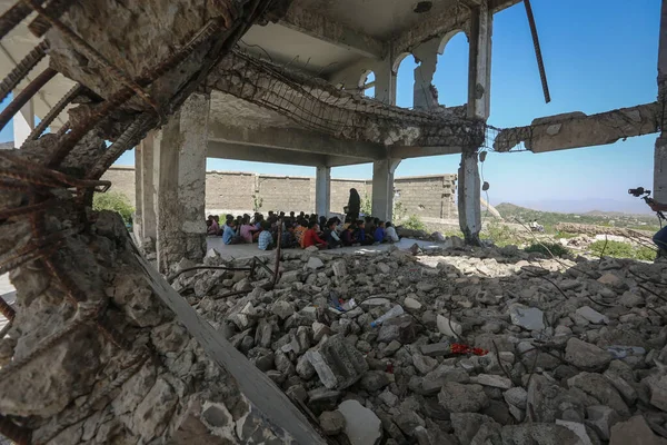 Taiz / Yemen - 16 Kasım 2019: Kadim Taiz şehrinin bir tarafı, 600 yıldan eski El-Aşrafya Okulu ve Camii 'ni gösteriyor.