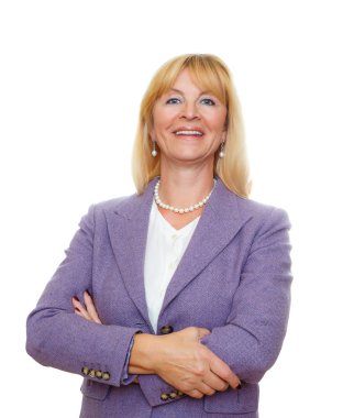 Beyaz dişleri ile 60-65 yaş yaşlı yaşlı kadın portre, takım elbise ve büyük mavi gözlü, çapraz kollar, beyaz arka plan üzerinde izole, Pozitif insan duygu, yüz ifadesi