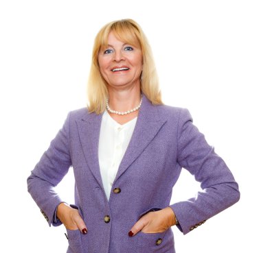 Beyaz dişleri ile 60-65 yaş yaşlı yaşlı kadın portre, takım elbise ve büyük mavi gözleri ile, ceplerde eller, beyaz arka plan izole, Pozitif insan duygu, yüz ifadesi