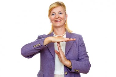 Mutlu gülümseyen yaşlı yaşlı kadın 60-65 yıl beyaz dişleri ile takım elbise, elleriyle zaman dışarı jest gösteren. beyaz arka plan, insan duygu, yüz ifadesi izole