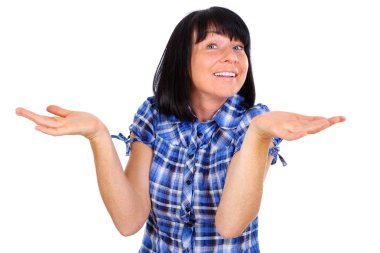 Yakın çekim Portre gülümseyen duygusal esmer kadın elinde boşanmış elleri ile, beyaz arka plan üzerinde izole