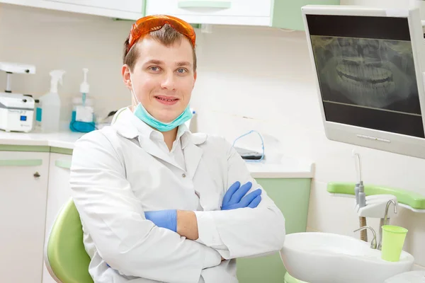 Porträtt Ung Leende Tandläkare Sitter Modern Tandkirurgi Dental Office — Stockfoto