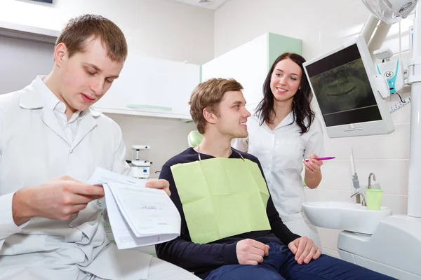 Uśmiechający Się Dentysty Pielęgniarka Ich Pacjenta Klinice Stomatologicznej — Zdjęcie stockowe