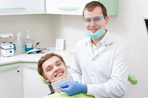 Młody Dentysta Mężczyzna Student Porównujący Wybielanie Zębów Jego Pacjenta Klinice — Zdjęcie stockowe