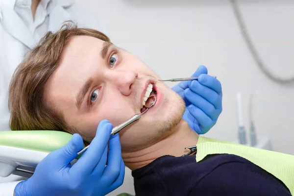 Portrét Mladého Muže Křesílku Zubní Zubů Zkoumané Zubaři — Stock fotografie
