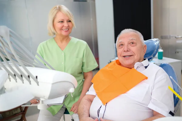 Portret Van Senior Man Jaar Oud Patiënt Tandheelkundige Stoel Klaar — Stockfoto