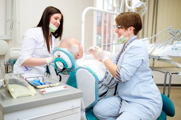 Kobieta Dentysta Jego Młody Asystent Przeprowadzenie Dokładnego Badania Starszy Mężczyzna — Zdjęcie stockowe