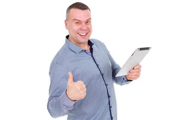 クリエイティブビジネスマンの肖像画は 手にデジタルタブレットを保持し 親指を表示します 白い背景に孤立した立ちながら デジタルタブレットに取り組むスタイリッシュなシャツで笑顔と幸せな成熟した男 — ストック写真
