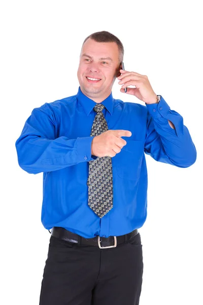 幸せで笑顔のビジネスマン 青いシャツとネクタイで成功したビジネスマンは 携帯電話で話し ジェスチャー親指を横に示し 孤立した白い背景 リーダーシップと成功の概念 — ストック写真