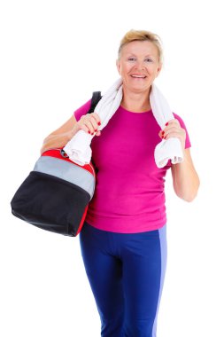 Emekli kadın spor. Spor salonu tutarak fitness egzersiz sonra spor kıyafeti boyun etrafında spor çantası ve havlu ile Kıdemli yaşlı kadın Happy, beyaz izole, Olumlu duygular