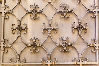 Bir duvarda eski Dekoratif dokulu metal kafes