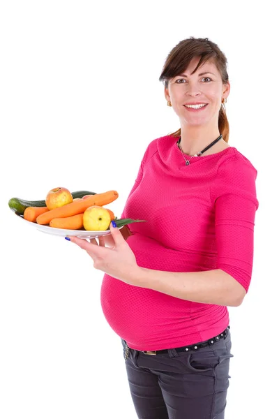 幸せで笑顔の妊婦9ヶ月 新鮮な野菜を手にしたプレートを持って 白い孤立した背景 肯定的な人間の感情 — ストック写真