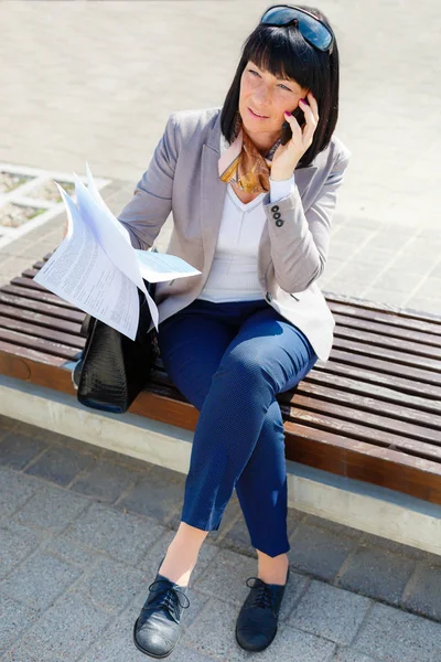 Fokussierte Geschäftsfrau Die Mit Dem Handy Telefoniert Und Auf Einer — Stockfoto