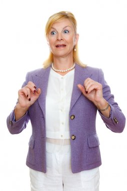 Sürpriz yaşlı yaşlı yaşlı kadın 60-65 yıl takım elbise ve büyük mavi gözlü, beyaz arka plan izole, Pozitif insan duygu, yüz ifadesi