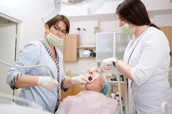 Dentysta Pielęgniarką Wykonuje Leczenie Stomatologiczne Starszych Mężczyzn Lat Klinice Stomatologicznej — Zdjęcie stockowe