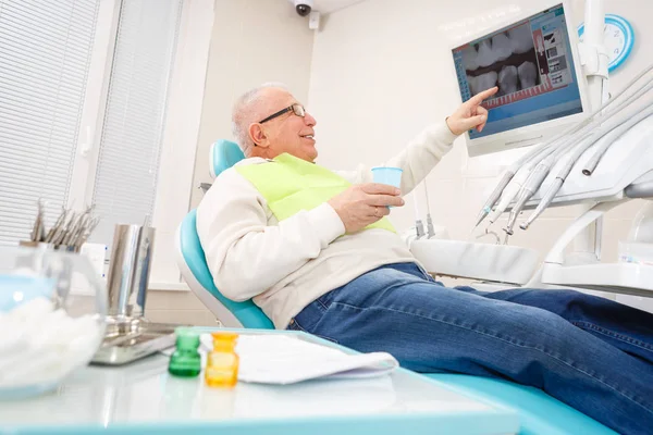 Stary Starszy Mężczyzna Klinice Stomatologicznej Siedząc Krześle Patrzeć Ray Komputerze — Zdjęcie stockowe