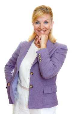 Mutlu ve gülümseme yaşlı yaşlı yaşlı kadın 60-65 yıl Çene üzerinde El ve cebinde, beyaz dişler, büyük mavi gözlü takım elbise, beyaz arka plan izole, Pozitif insan duygu, yüz ifadesi