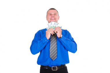 Mutlu, heyecanlı, başarılı, şanslı iş adamının portresi gömlek ve kravat para tutan euro banknotlar elinde. Yukarı bakıyorum. izole beyaz arka plan. Olumlu duygular. Ödül tasarrufu