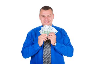 Mutlu, heyecanlı, başarılı, şanslı iş adamının portresi gömlek ve kravat para tutan euro banknotlar elinde. Kameraya bakıyorum. izole beyaz arka plan. Olumlu duygular. Ödül tasarrufu