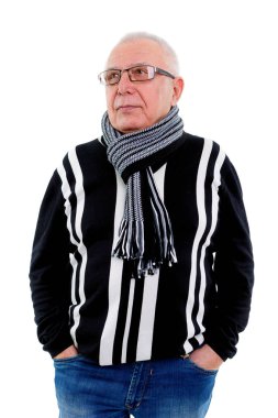 Beyaz arka plan üzerinde izole gözlük lü mutlu bir yaşlı adamın portresi