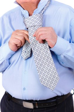 Yüzü olmayan yakın çekim portre, yaşlı olgun işadamı kravat bağlar. beyaz arka plan üzerinde izole. 