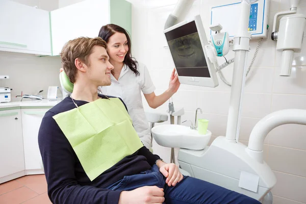 Jongeman Patiënt Tandartsstoel Bij Tandheelkundige Kliniek Met Arts Samen Kijken — Stockfoto
