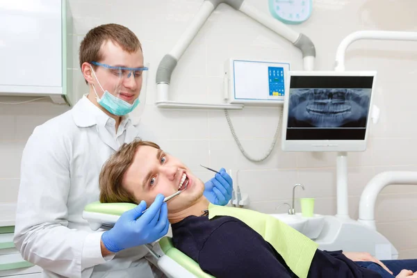 Młody Człowiek Fotelu Dentystycznym Którego Zęby Badano Dentysty Młody Dentysta — Zdjęcie stockowe