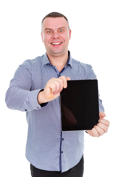 商人手里拿着数码平板电脑 用大眼睛向相机展示 惊讶的面部表情成熟男子在时尚的衬衫与数字平板电脑在手 隔离在白色上 — 图库照片