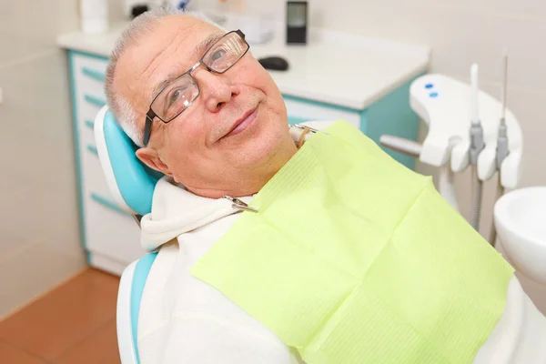 歯科医院に座っている老人の肖像 — ストック写真