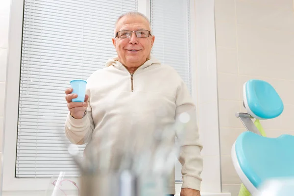 Portret Van Glimlach Gelukkige Oude Senior Man Met Plastic Cup — Stockfoto